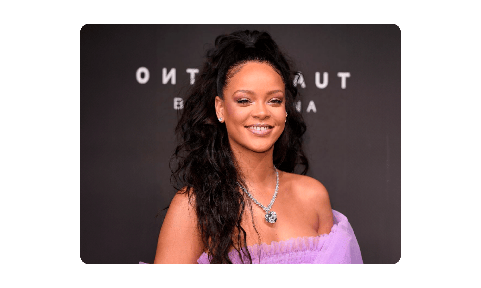 Rihanna con un moño mitad arriba