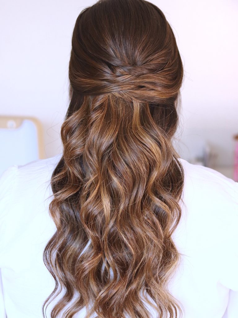 Semirrecogido con ondas suaves ideal para eventos de día.